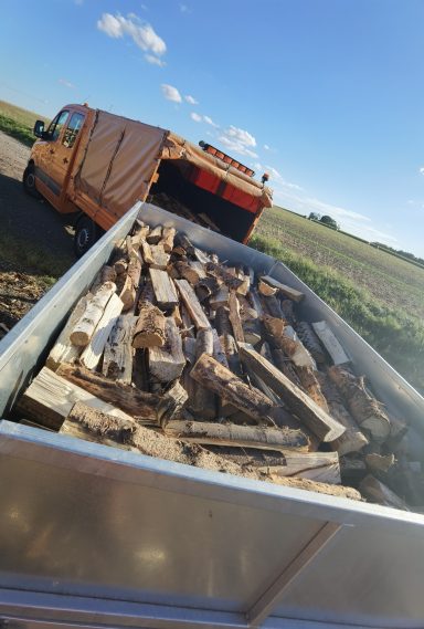 Brennholz zur Lieferung auf unserem Kippanhänger