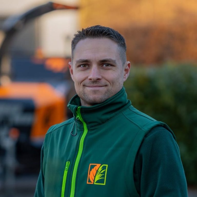 Foto des Firmeninhabers David Schäffner vor der Firma auf der Waldstraße in Striegistal