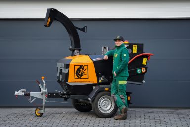 Häckslervermietung von unseren drehbaren Holzhäcksler Anhänger