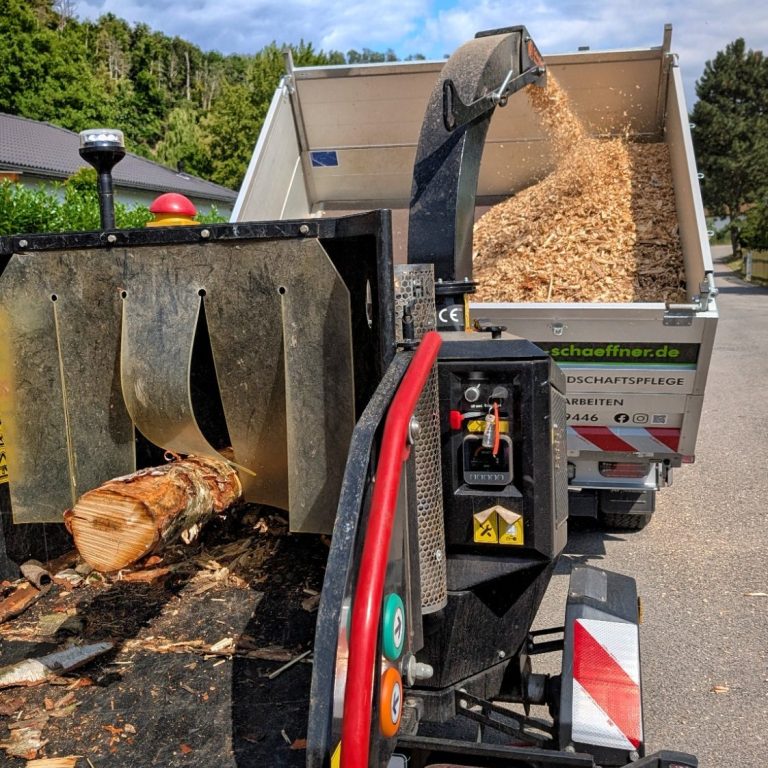 vermieteter Holzhäcksler bei häckselarbeiten eines Kunden