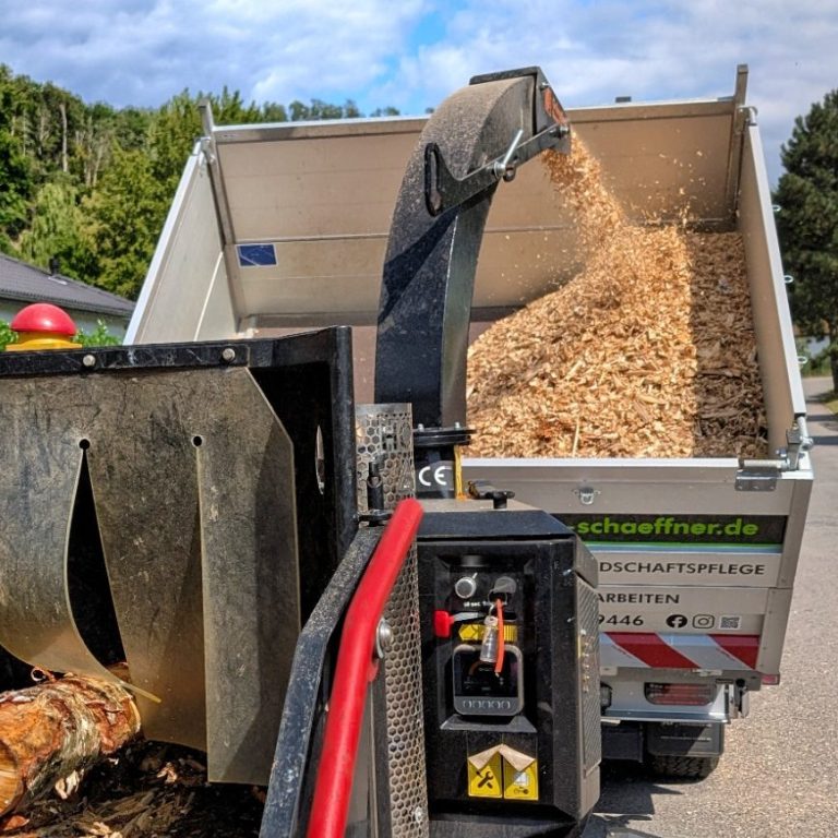 Hackschnitzelproduktion mit Häcksler und Kipper-PickUp am Firmenstandort Striegistal