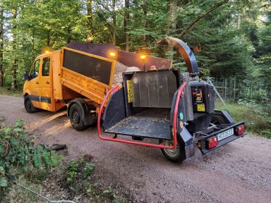 Häckselarbeiten mit einem Holzhäcksler 