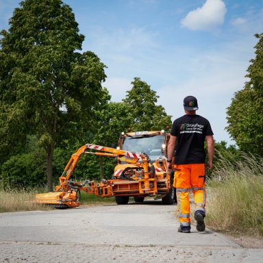 Bankett und Straßenrandmahd mit Unimog und Multicar
