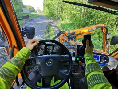 Lichtraumprofilschnitt mit Heckenschere und Ausleger an Straßen