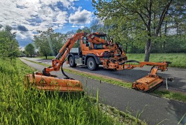 Landschaftspflege mit Mulcher und Mulchmahd