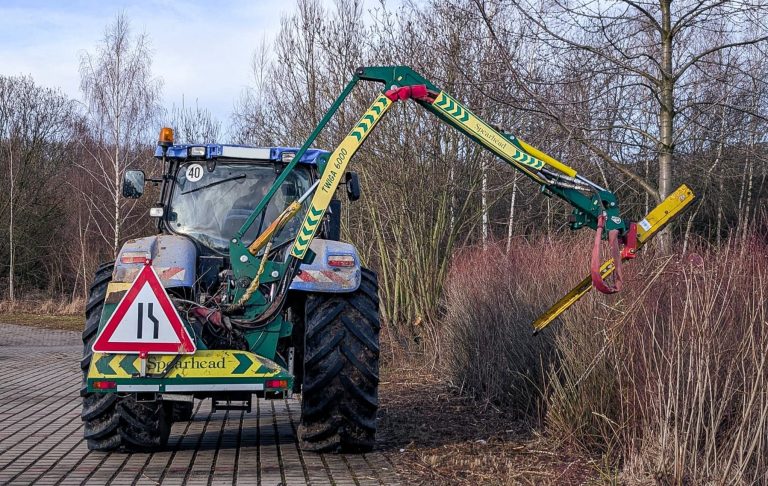 Heckenschnitt einer Wildhecke im Gewerbegebiet Döbeln mit Traktor und Auslegerheckenschere