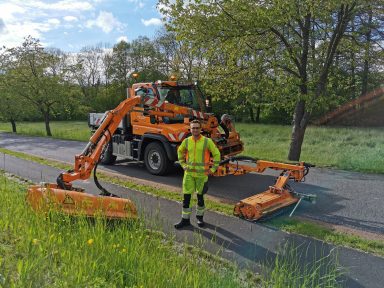 Bankettmahd zur Verkehrssicherung an Radwegen und Straßen
