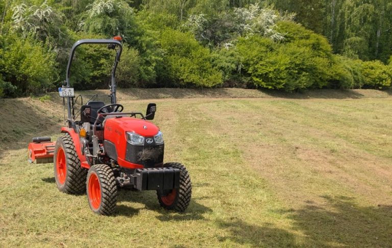 Großflächenmahd mit Traktor und Mulcher im Gewerbegebiet Striegistal